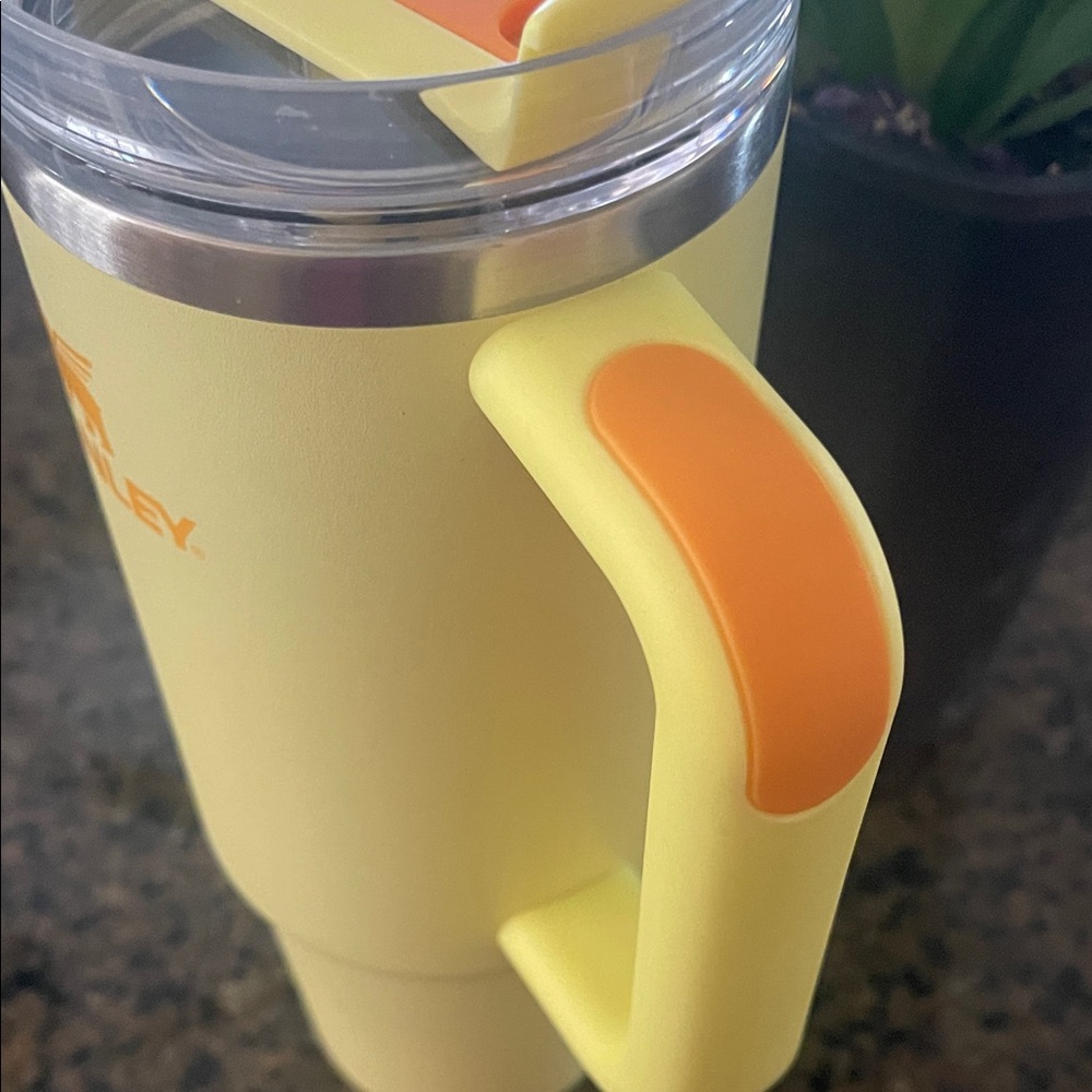 Stanley Bright Yellow Travel Mug 30 oz - Picture 4 of 8